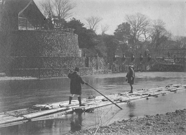 多摩川上流域・羽村取水堰付近での「筏流し」の様子（東京都水道歴史館所蔵）：イメージ