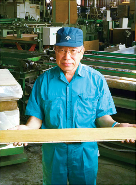 多摩スギ芯材フローリングと工場責任者・常務のの藤島さん：イメージ